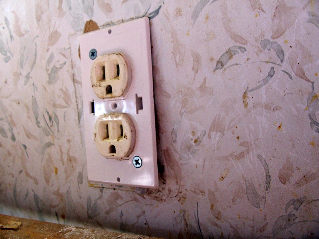 Signs It’s Time to Replace Your Current Wall Switch Plate